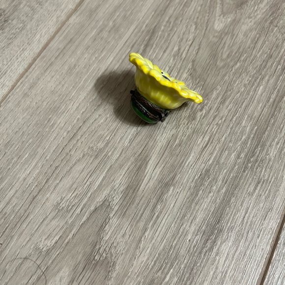 Limoges France Handpainted Yellow Daisy Trinket Box. 2” W x 1 1/8” H. No chips - Picture 8 of 8